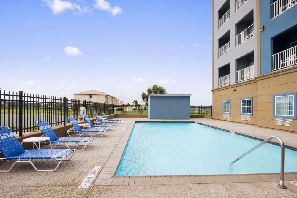 Days Inn & Suites by Wyndham Galveston West/Seawall