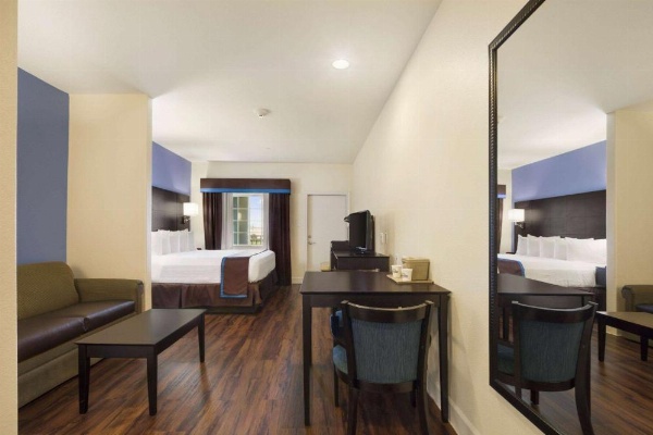 Days Inn & Suites by Wyndham Galveston West/Seawall image 9